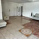 Auberge de jeunesse Huge Penthouse With Private Shared Terrace And Kitchen Views *