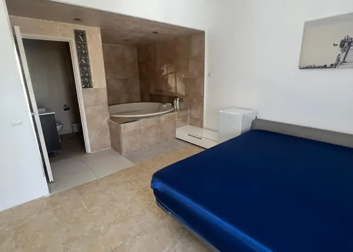 Huge Penthouse With Private Shared Terrace And Kitchen Views Hostel *