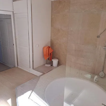 אכסניה Huge Penthouse With Private Shared Terrace And Kitchen Views *