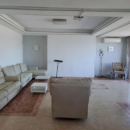 אכסניה Huge Penthouse With Private Shared Terrace And Kitchen Views מארבלה