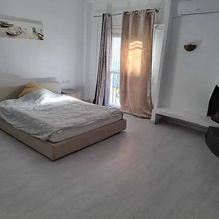 אכסניה Huge Penthouse With Private Shared Terrace And Kitchen Views