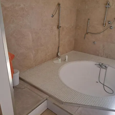אכסניה Huge Penthouse With Private Shared Terrace And Kitchen Views *