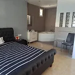Хостел Huge Penthouse With Private Shared Terrace And Kitchen Views *