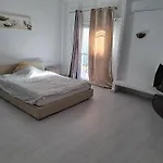 Хостел Huge Penthouse With Private Shared Terrace And Kitchen Views