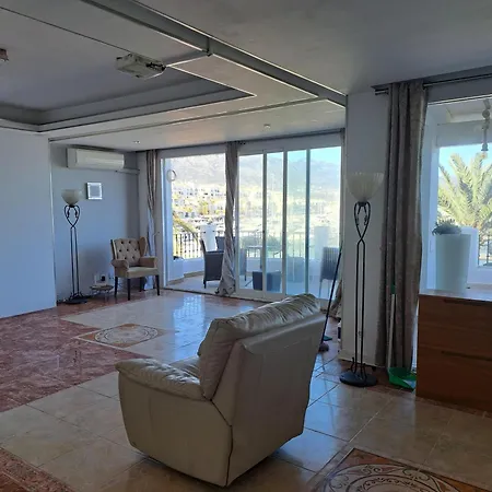 Хостел Huge Penthouse With Private Shared Terrace And Kitchen Views