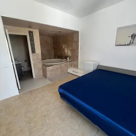 Huge Penthouse With Private Shared Terrace And Kitchen Views Хостел *