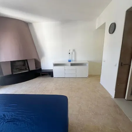 Хостел Huge Penthouse With Private Shared Terrace And Kitchen Views