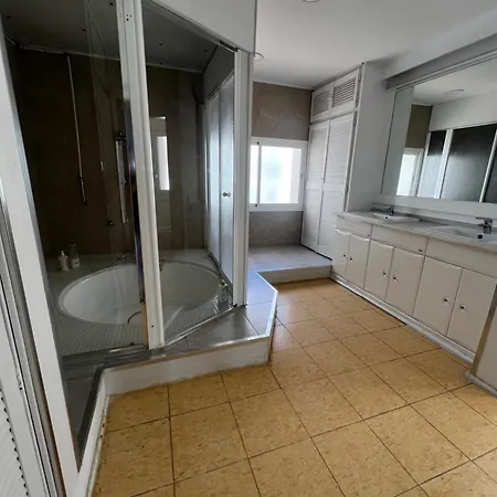 Huge Penthouse With Private Shared Terrace And Kitchen Views Хостел