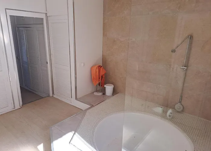 بيت شباب Huge Penthouse With Private Shared Terrace And Kitchen Views *