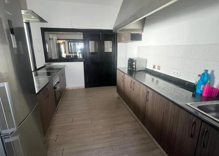 Huge Penthouse With Private Shared Terrace And Kitchen Views بيت شباب *