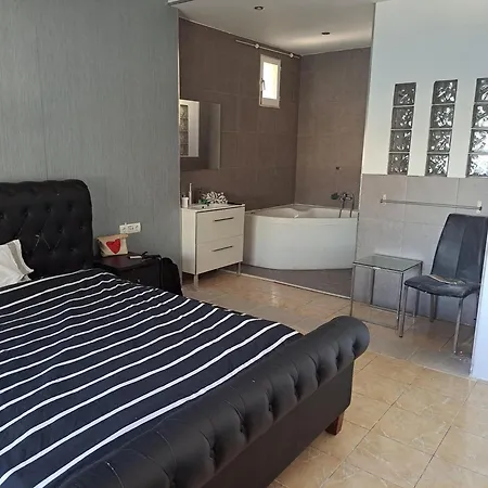 ホステル Huge Penthouse With Private Shared Terrace And Kitchen Views *