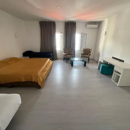 ホステル Huge Penthouse With Private Shared Terrace And Kitchen Views *
